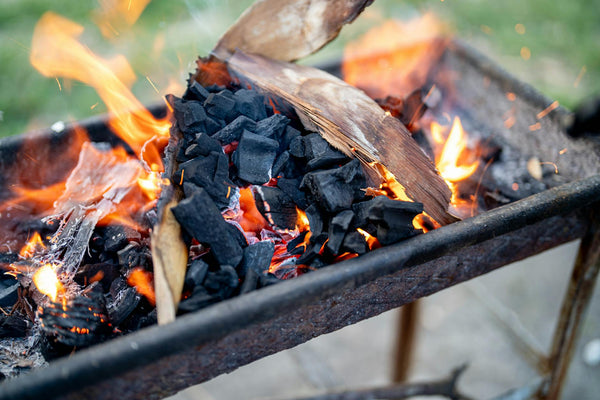 Intense flames and glowing charcoal create a warm atmosphere outdoors in Kahramanmaraş.